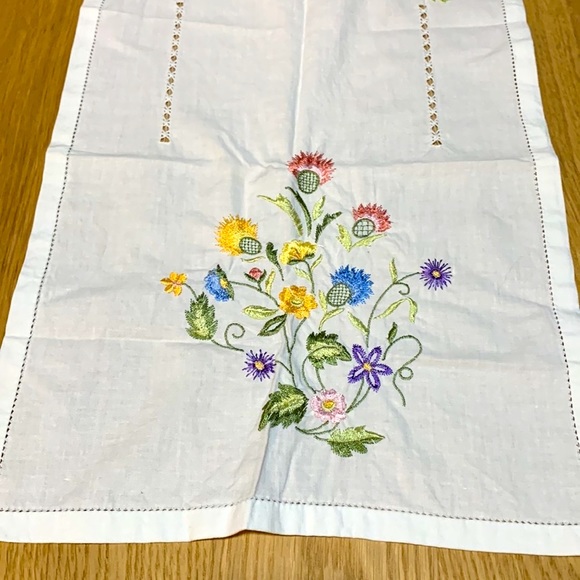 ☀️Friday Happiness SALE☀️ 🌸🍃🪻April Cornell-Embroidered Cotton Tablecloth - Picture 3 of 9